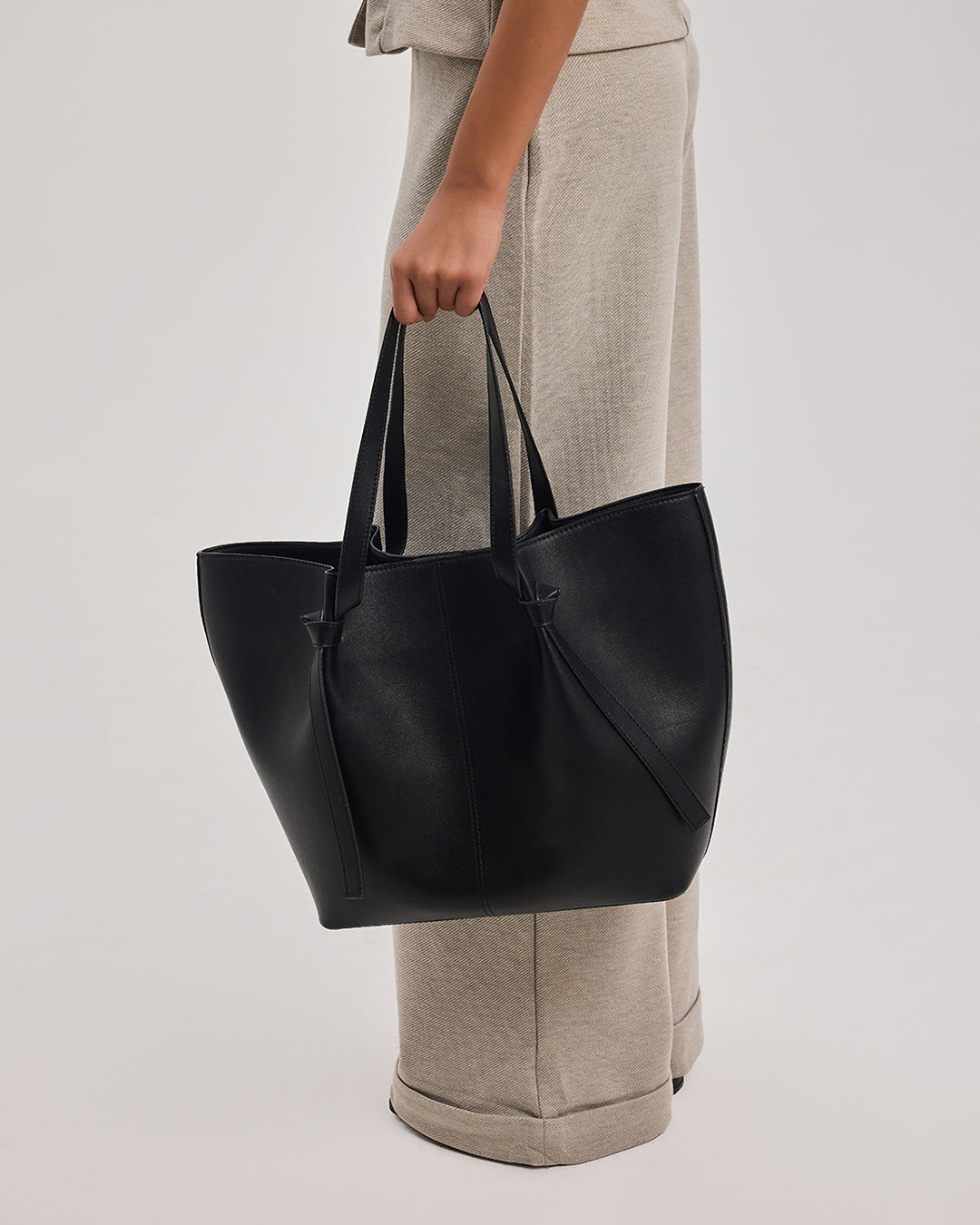 The Madeleine - Black